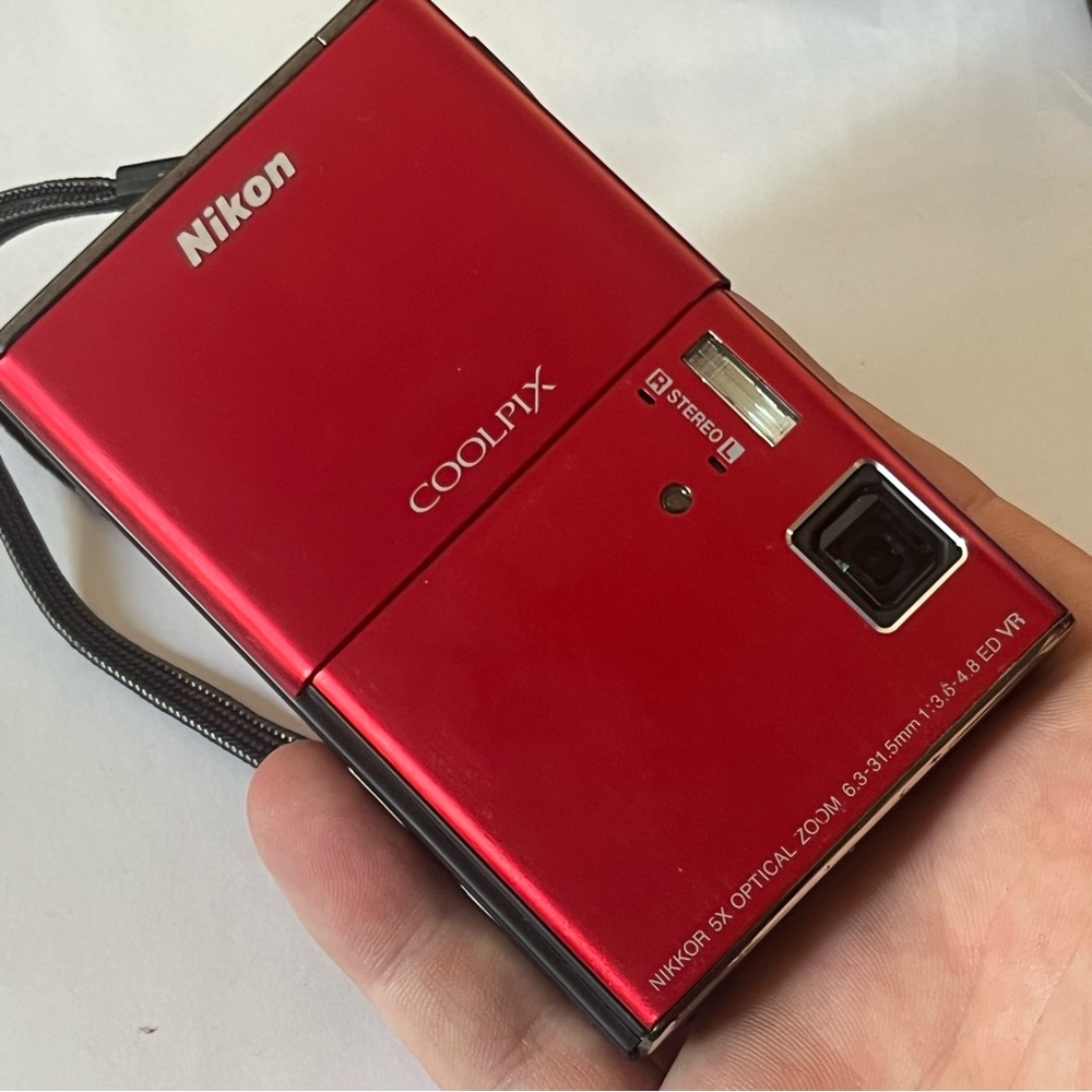 Nikon COOLPIX S80 Red Digital Camera